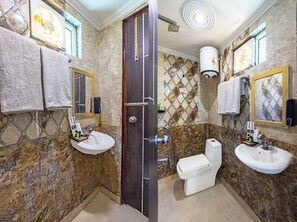 Habitación Deluxe doble | Baño | Toallas, jabón, champú y papel higiénico
