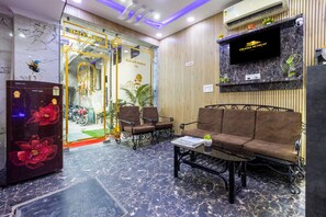 Lobby sitting area - Hotel Orange Retreat (New Delhi)