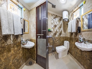Deluxe Double Room | Bathroom | Towels, soap, shampoo, toilet paper - Hotel Orange Retreat (New Delhi)