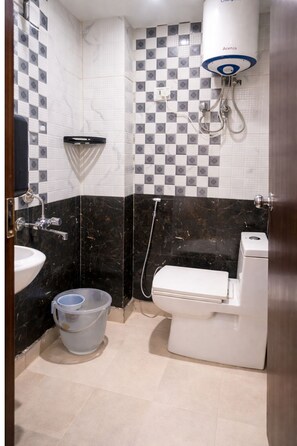 Deluxe Double Room | Bathroom - Hotel Orange Retreat (New Delhi)