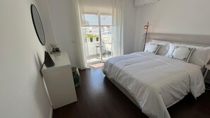 3 bedrooms, iron/ironing board, WiFi, bed sheets - Modern 3BR Apartment | Sleeps 6 | AC | Balcony (Olhão)
