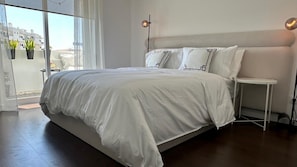 3 bedrooms, iron/ironing board, WiFi, bed sheets - Modern 3BR Apartment | Sleeps 6 | AC | Balcony (Olhão)