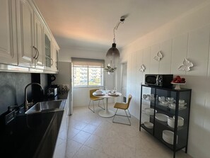 Private kitchen - Modern 3BR Apartment | Sleeps 6 | AC | Balcony (Olhão)
