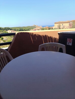 Outdoor dining - Vrbo Property (Sardegna)