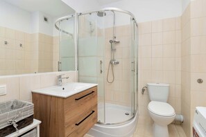 Dusche, Haartrockner, Handtücher, Shampoo