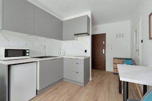 Kühlschrank, Mikrowelle, Herdplatte, Wasserkocher