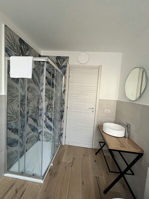 Serviettes fournies, papier toilette