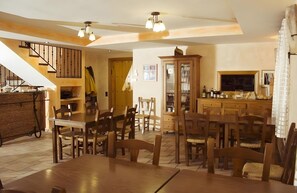 Dining - Casa Rural Sierra Vicor: Historia y Encanto en la Naturaleza (Sediles)