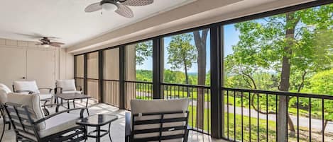 Condo, varias camas, balcón, vista al jardín (Lake Ozark Oasis) | Terraza o patio
