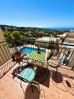 Outdoor dining - Vrbo Property (Tala)