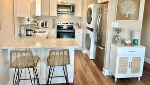 Coffee/tea maker, fridge, microwave, oven - New for 2026! Ocean Block and Fully Renovated! Comfortably sleeps 6, FREE Linens (Ocean City)