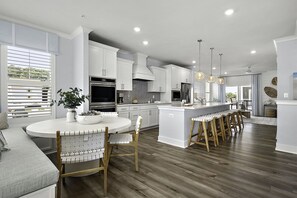 Dining - New Construction! Stunning Townhome, Outdoor Pool, quick walk to the beach, FREE (Ocean City)