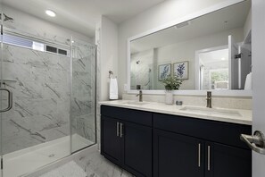 Douche, sèche-cheveux, serviettes fournies