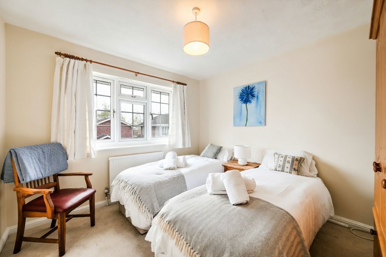 4 bedrooms, iron/ironing board, WiFi, bed sheets