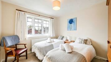 4 bedrooms, iron/ironing board, WiFi, bed sheets