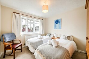 4 bedrooms, iron/ironing board, WiFi, bed sheets - Stylish 4BR Windsor | Near Legoland & M4 | WiFi (Windsor)