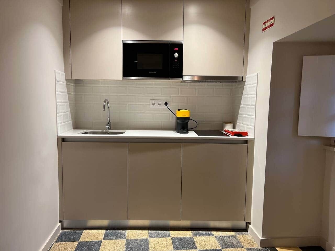 Réfrigérateur, micro-ondes, plaque de cuisson, grille-pain