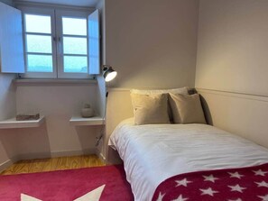 3 bedrooms, iron/ironing board, WiFi, bed sheets