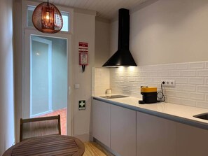 Kylskåp, mikrovågsugn, spishäll och brödrost