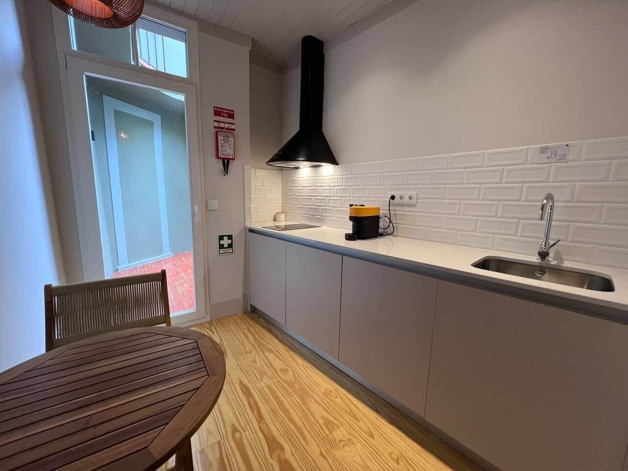 Kühlschrank, Mikrowelle, Herdplatte, Toaster