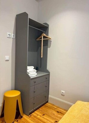 1 slaapkamer, een strijkplank/strijkijzer, wifi, beddengoed