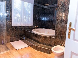 Shower - Oak Hill Grand Country Escape with Sunset Views (Chirnside Park)