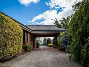 Property grounds - Oak Hill Grand Country Escape with Sunset Views (Chirnside Park)