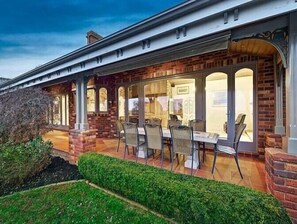 Outdoor dining - Oak Hill Grand Country Escape with Sunset Views (Chirnside Park)