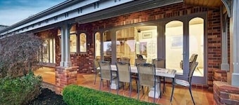 Oak Hill Grand Country Escape with Sunset Views