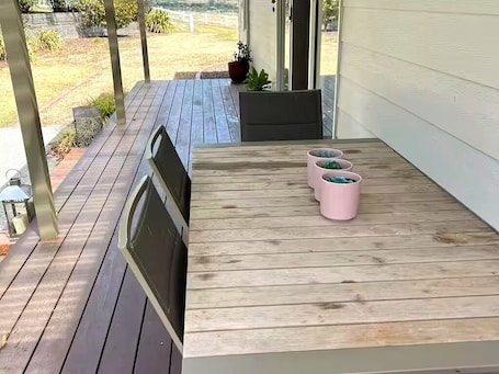 Outdoor dining. Oak Hill Cottage Peaceful Escape with Stunning Views