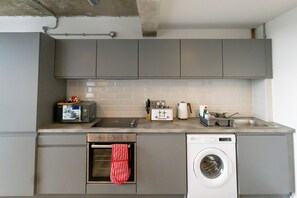 Réfrigérateur, micro-ondes, plaque de cuisson, bouilloire électrique