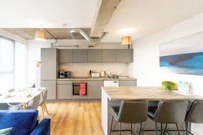 Réfrigérateur, micro-ondes, plaque de cuisson, bouilloire électrique