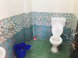 Deluxe Triple Room | Bathroom