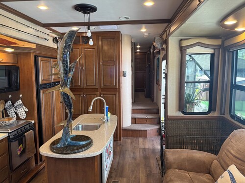 Fisherman's Retreat. A Roomy 5th wheel located on a large lot in Sun Retreats