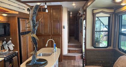 Fisherman's Retreat. A Roomy 5th wheel located on a large lot in Sun Retreats
