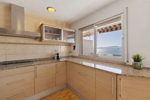 Private kitchen - Apartment 'Salou Vistas Playa' with Sea View, Wi-Fi and Air Conditioning (Salou)