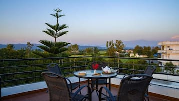 Deluxe Villa | Outdoor dining