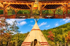 Un pavillon en bois doté d’un espace extérieur couvert avec des sièges et d’une structure en forme de tipi.