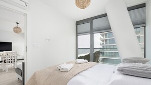 Una camera d'albergo moderna con un letto, una scrivania e una televisione.