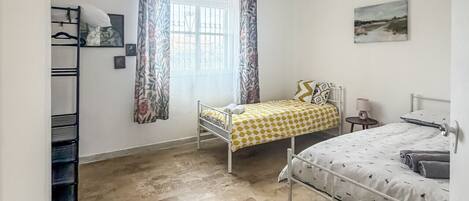 1 bedroom, desk, WiFi, bed sheets