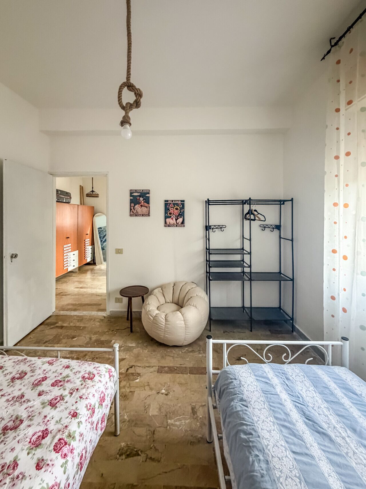 1 camera, una scrivania, Wi-Fi, lenzuola