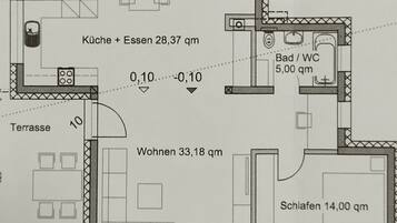 Ein Grundriss mit Küche, Essbereich, Bad und Wohnzimmer.