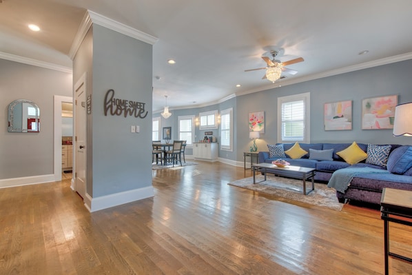 Living area - 1920 Craftsman FIFA Welcome near MARTA and Stadium (Atlanta)