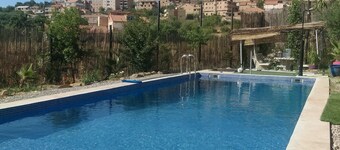 F4 niveau de villa avec piscine en kabylie bouzueguen face à la montagne.