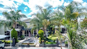 Outdoor dining - Cycad Palm Boutique Guesthouse (Gaborone)