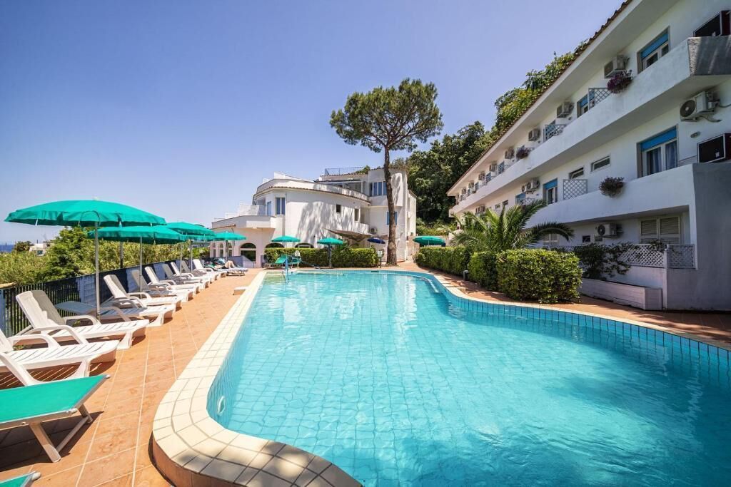 Una piscina cubierta, 2 piscinas al aire libre, sombrillas, tumbonas