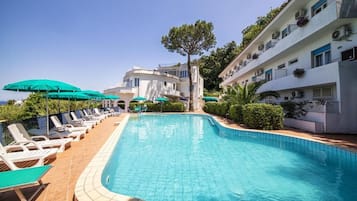 Una piscina cubierta, 2 piscinas al aire libre, sombrillas, tumbonas