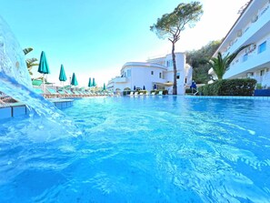 Innenpool, 2 Außenpools, Sonnenschirme, Liegestühle
