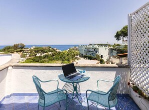 Superior-Doppelzimmer, Balkon, Meerblick | Unterkunftsgelände