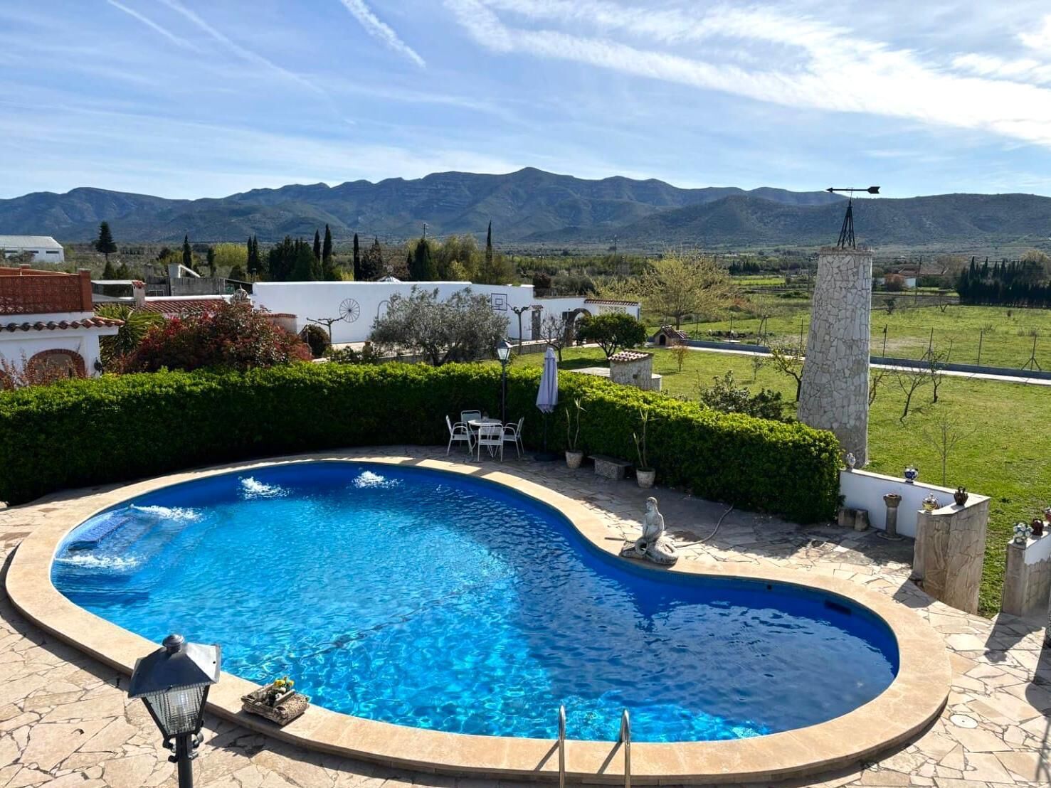 Una piscina al aire libre